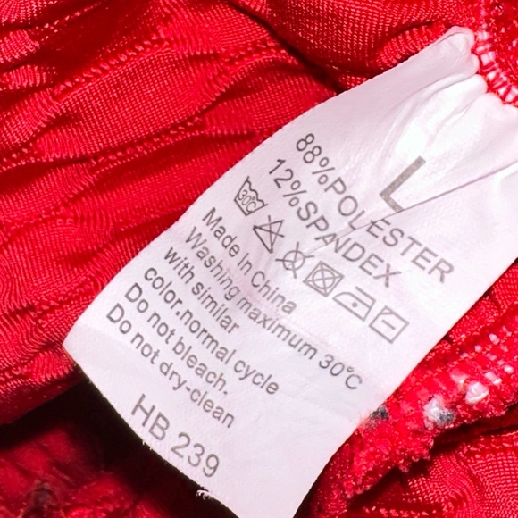 Yoga pants high stretch red textured, ruching at back to flatter figure Large - Picture 7 of 9